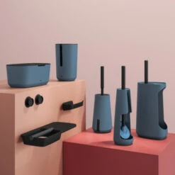 Tiger Toiletborstelhouder TESS Vrijstaand Met Swoop Borstel Blauw/zwart -Pro Badkamer Verkoop 123 3696